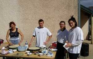 L'équipe de crêpiers mobilisés pour faire connaître la farine de blé noir...gros succès auprès des joueurs et spectateurs. 