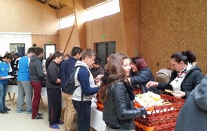 Distribution des repas par les bénévoles du RC Carhaix